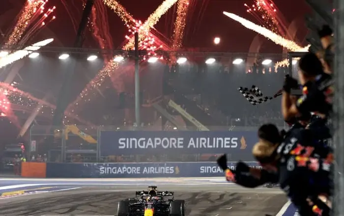 Verstappen controls Singapore as Antonelli nears the title