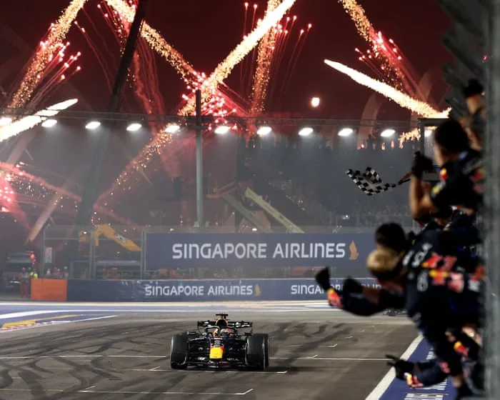 Verstappen controls Singapore as Antonelli nears the title